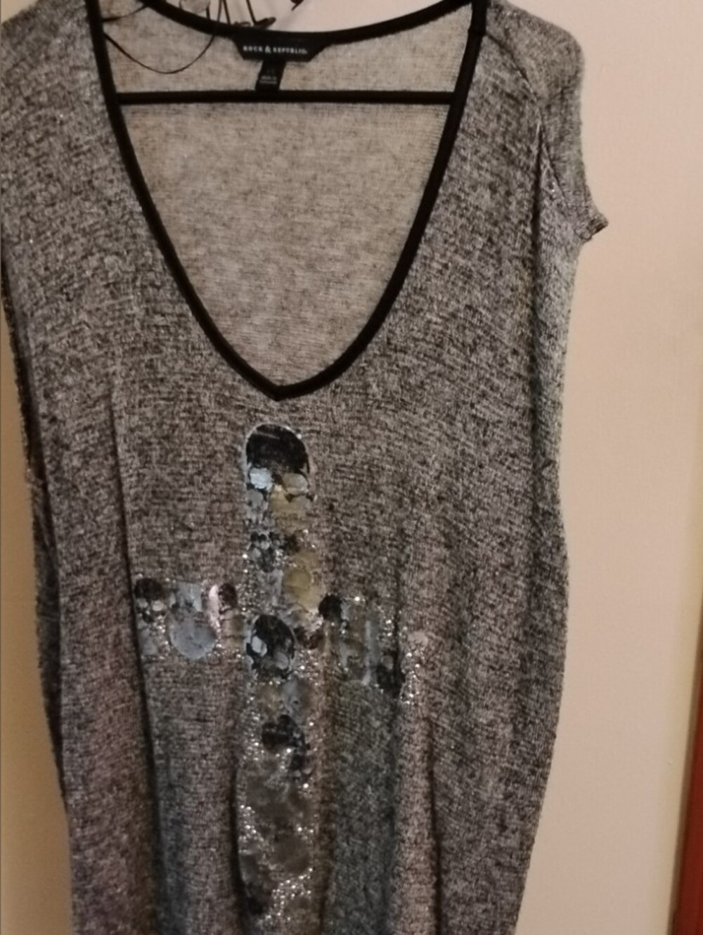 Rock & Republic Gray Short Sleeve V-Neck Top with Sequined Cross